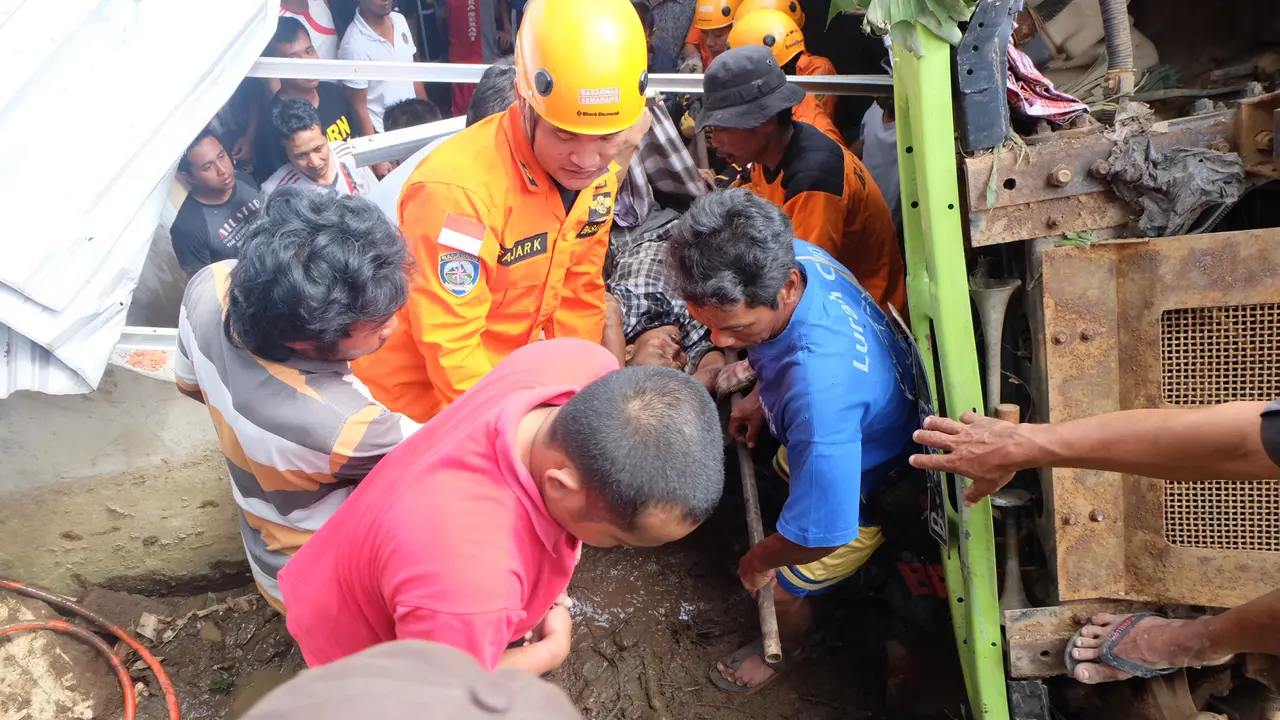 Sopir Truk Luka Sobek Setelah Truk Nyungsep Jurang