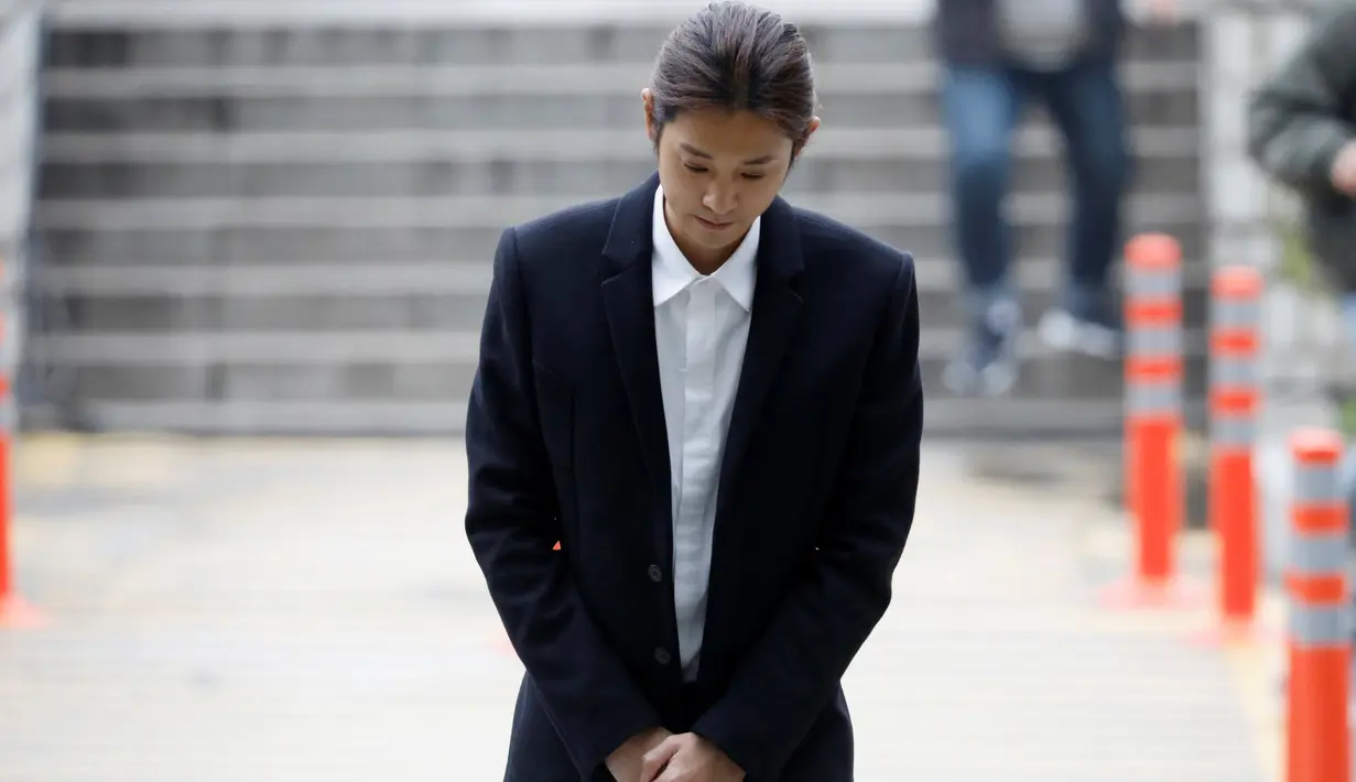 Penyanyi K-pop, Jung Joon Young tiba untuk mengikuti persidangan di kantor pengadilan Seoul, Kamis, (21/3). Jung Joon Young terancam hukuman 7 tahun 6 bulan penjara karena terlibat kasus perekaman dan penyebaran video secara ilegal. (REUTERS/Kim Hong-Ji)