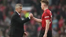 Ole Gunnar Solskjaer bersama Scott McTominay. (AFP/Oli Scarff)