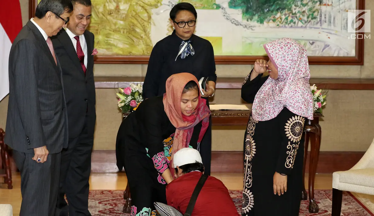Orang tua Siti Aisyah bersujud kepada anaknya setelah kembali ke Indonesia di Kemenlu, Jakarta, Senin (11/3). Siti Aisyah diserahkan kepada keluarga setelah Jaksa Agung Malaysia mencabut dakwaan dugaan pembunuhan. (Liputan6.com/Johan Tallo)
