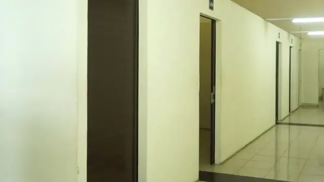 Suasana lorong kamar penginapan transit di Terminal Pulo Gebang. Tampak dua kasur dalam kamar. (Istimewa)