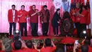 Menko PMK Puan Maharani memukul gong sebagai tanda  dibukanya Rapat Koordinasi Bidang Kemaritiman Tingkat Nasional PDIP di Jakarta, Minggu (24/4/2016). PDI Perjuangan menggelar Rapat Koordinasi Nasional bidang kemaritiman. (Liputan6.com/Faizal Fanani)
