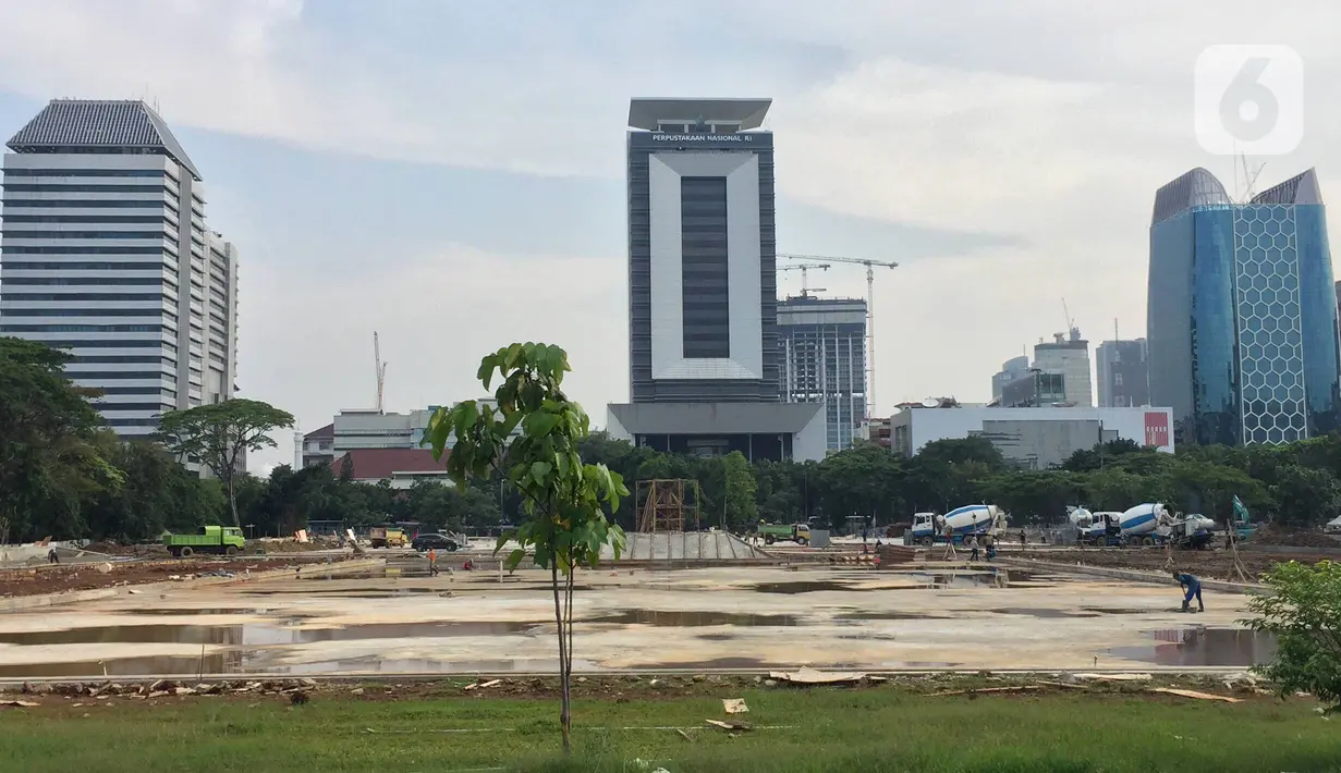 Suasana pembangunan proyek revitalisasi Taman Monumen Nasional (Monas) di Jakarta, Sabtu (18/1/2020). Sejumlah fasilitas publik akan dibangun di Taman Monas, mulai dari lokasi upacara dan parade. (Liputan6.com/Immanuel Antonius)