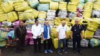 Menteri Perdagangan Zulkifli Hasan bersama sejumlah pihak memusnahkan pakaian bekas impor senilai Rp80 miliar di Cikarang, Kabupaten Bekasi.