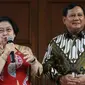 Ketua Umum PDIP, Megawati Soekarnoputri (kiri) bersama Ketua Umum Partai Gerindra, Prabowo Subianto (kanan) memberi keterangan terkait pertemuan dan makan siang bersama di kediaman Megawati di Jalan Teuku Umar, Jakarta, Rabu (24/7/2019). (Liputan6.com/Helmi Fithriansyah)