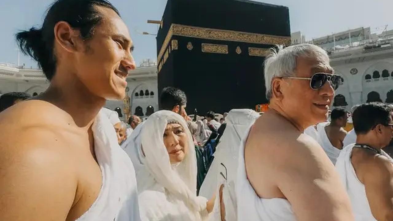 7 Potret Hana Malasan Umrah Bareng Keluarga Sean Gelael, Gaya Hijab Bikin Pangling