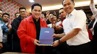 Menteri BUMN, Erick Thohir resmi mendaftarkan diri sebagai calon ketua umum PSSI. Erick menyerahkan dokumen pendaftaran di kantor PSSI yang terletak di Lantai 6 GBK Arena, Jakarta pada Minggu (15/1/2023) siang. (Bola.com/Muhammad Iqbal ichsan)