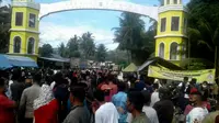 Pemudik dari Sulawesi Utara tampak berjubel di perbatasan masuk Gorontalo. Mereka dihalau masuk petugas lantaran masih dalam masa PSBB Gorontalo. (Liputan6.com/ Arfandi Ibrahim)