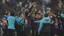 Sejumlah pemain Barcelona merayakan kemenangan atas Real Madrid dalam pertandingan Supercopa de Espana di King Fahd Stadium, Arab Saudi, Senin (16/1/2023) WIB. (AP Photo/Hussein Malla)