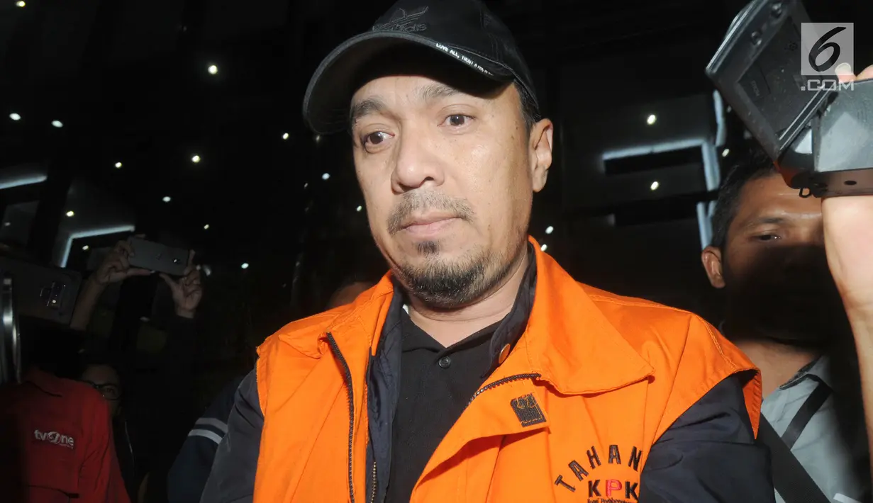 Kabid Pengembangan Jalan dan PPK di Dinas PUPR Kabupaten Muara Enim, Elfin Muhtar usai menjalani pemeriksaan di Gedung KPK, Jakarta, Selasa (3/9/2019). Enim Elfin resmi di tahan bersama Bupati Muara Enim Ahmad Yani terkait suap 16 proyek peningkatan pembangunan jalan. (merdeka.com/Dwi Narwoko)