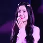 Tak ketinggalan Irene, memikat dengan dress lengan panjang bewarna pink manis. Meski tampak sedang tak enak badan, ia tetap menghibur fans dengan performance maksimal. [Instagram.com/irrenadh24]