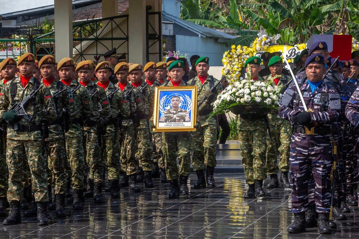 FOTO: Air Mata Keluarga Iringi Pemakaman Prajurit Penjaga Perdamaian