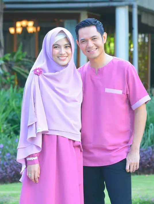 Sebagai orang yang baru beberapa tahun mengenakan hijab, ibu dua anak itu juga tidak mau menyalahkan rekan-rekannya yang masih belum menutup aurat. (Instagram/ichasoebandono)