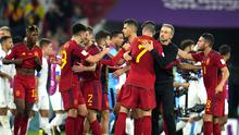 Pelatih Spanyol, Luis Enrique (kedua kanan) merayakan kemenangan atas Kosta Rika dengan para pemain pada pertandingan grup E Piala Dunia 2022 Qatar di Stadion Al Thumama di Doha, Qatar, Rabu (23/11/2022). Spanyol menang atas Kosta Rika dengan skor 7-0. (AP Photo/Julio Cortez)