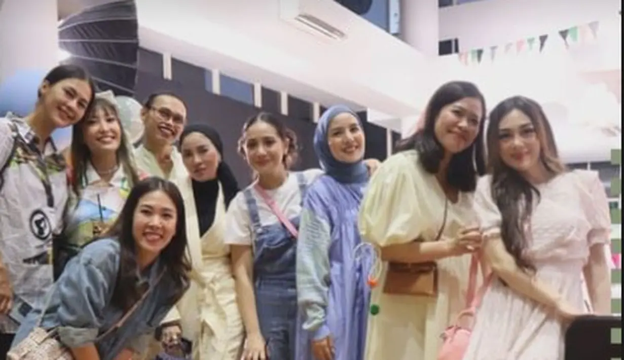MUA ternama Marlene Hariman padukan kemeja denim dan celana pendek putih [@marlenehariman]