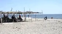 Menghakhiri libur panjang lebaran sebagian warga memanfaatkan liburan sambil rekreasi di pantai. 
