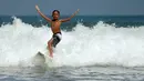 Natan Bontje selama latihan di pantai Kuta dekat Denpasar di pulau resor Indonesia Bali (6/5). Natan berusia sembilan tahun merupakan peserta termuda yang mengikuti kompetisi Asian Surfing Tour 2018 yang telah berakhir. (AFP Photo/Sonny Tumbelaka)