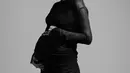 Pose memegang baby bump yang tidak lama lagi akan menjadi seorang ibu. Kehamilan pertama ini melengkapi kebahagiaan Julie dan pembalap David Tjiptobiantoro yang menikah pada 2020 lalu. [Instagram/julstelle]
