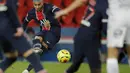 Penyerang PSG, Kylian Mbappe menendang bola saat bertanding melawan Lorient pada pertandingan lanjutan Liga 1 Prancis di Parc des Princes di Paris, Prancis, Kamis (17/12/2020). PSG menang atas LoriePenyerang PSG, Kylian Mbant 2-0 dan Mbappe mencetak gol lewat titik penalti. (AP Photo/Christophe Ena)