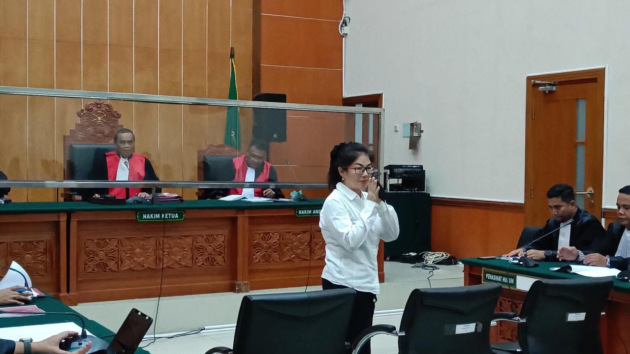 Terdakwa Linda Pujiastuti alias Anita saat menghadiri sidang kasus Narkoba yang menjerat Irjen Teddy Minahasa.