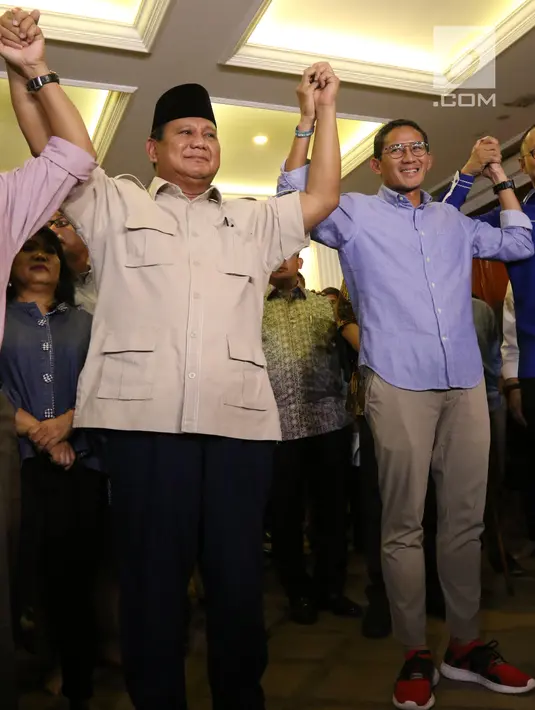 Capres nomor urut 02 Prabowo Subianto (kiri) berjabat tangan dengan cawapres Sandiaga Uno usai memberi ketarangan terkait hasil putusan sidang Mahkamah Konstitusi (MK) di Jakarta, Kamis (27/6/2019). Prabowo dan Sandiaga menerima putusan MK terkait sengketa Pilpres 2019. (Liputan6.com/Angga Yuniar)