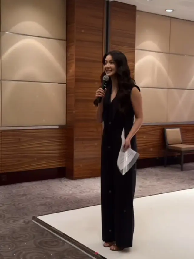 Raline Shah tampil serba hitam saat menjadi pembicara di Miss Universe 2025 Boot Camp. [@ralineshah]