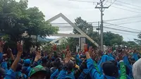 Demo menolak kenaikan harga BBM di depan gedung DPRD Kota Palu yang digelar mahasiswa, Selasa (6/9/2022). (Foto: Heri Susanto/ Liputan6.com).