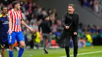 Diego Simeone memberikan instruksi pada skuad Atletico Madrid di laga melawan Arsenal di leg pertama semifinal Liga Champions 2025/2026 di Riyadh Air Metropolitano, Kamis (30/04/2026). (AP Photo/Jose Breton)