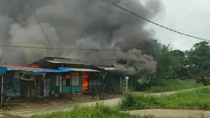 Massa di Jalan Ahmad Yani Kota Sorong Lempari Rumah Warga