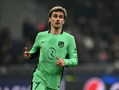 Setelah gagal bersinar dengan Barcelona, Antoine Griezmann kembali ke Atletico Madrid. Ia memperkuat Los Rojiblancos lagi dengan status pinjaman. Atletico kemudian menebus Griezmann secara permanen seharga 22 juta euro pada usia 32 tahun. (GABRIEL BOUYS / AFP)