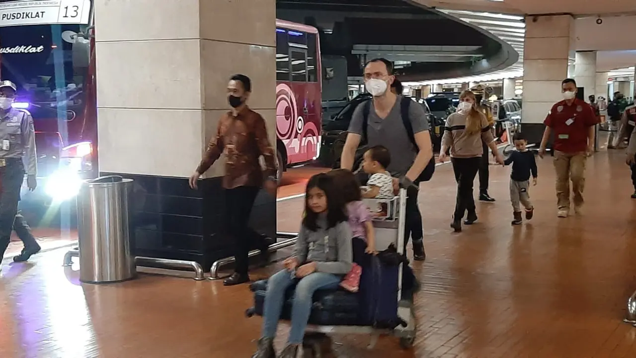 Sejumlah WNI yang dievakuasi dari Ukraina saat ini telah tiba di Bandara Sekarno-Hatta (Soetta) Banten. (Liputan6.cm/Pramita Tristiawati)