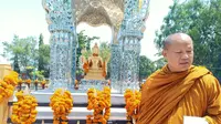 Bhante Khanit Sannano Mahathera Biksu asal Thailand meresmikan patung Buddha dewa empat muka di Kelenteng Kwan Sing Bio Tuban (Liputan6.com/Ahmad Adirin)