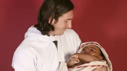 Foto tersebut diambil oleh fotografer lepas Joan Monfort untuk keperluan kalender amal yang dibuat klub Barcelona bekerja sama dengan Unicef. (AP Photo/Joan Monfort)