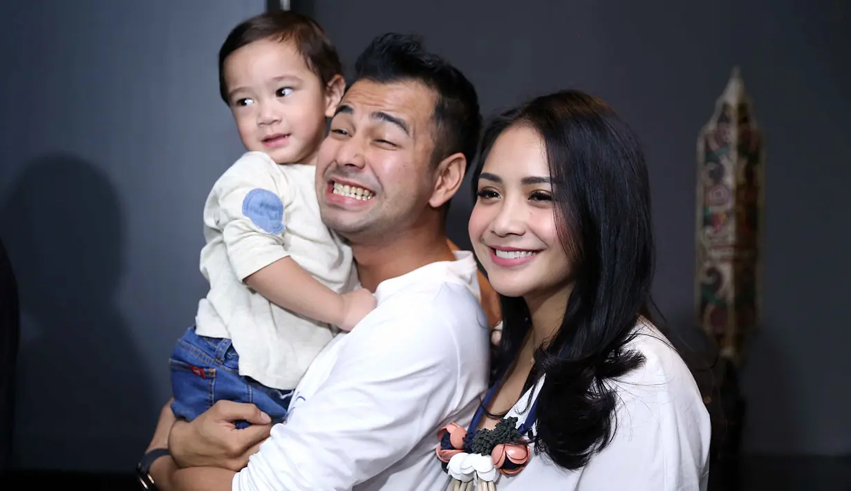 "Karena ada gosip segala macem makanya nyambung-nyambungin, Gigi mah ketawa-tawa aja. Orang (nangis) ngomongin Rafa," lanjut Raffi Ahmad. (Nurwahyunan/Bintang.com)