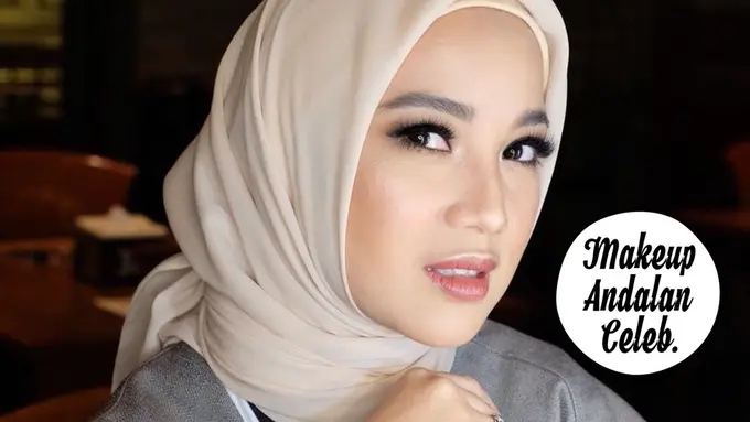 [Bintang] Makeup Andalan Seleb: Mantap Berhijab, Chacha Frederica Kombinasikan Formulasi Smokey Eyes dan Pink Lipstik