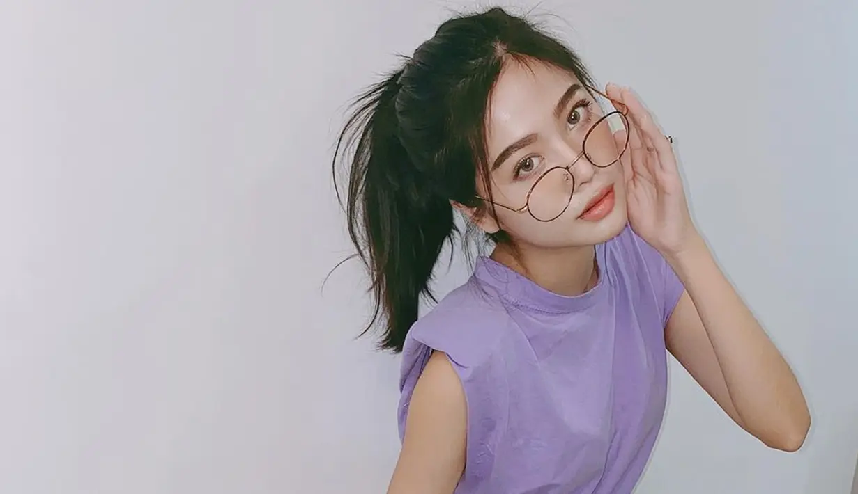 Bintang sinetron Aprilio dan Julie ini di kesehariannya kerap tampil dengan gaya kasual. Kali ini saat santai, Danita eks Princess tampak mengenakan kaus berwarna lilac. Kacamata yang dipakai membuatnya makin stylish. 
(Liputan6.com/IG/@danitasigarlaki)