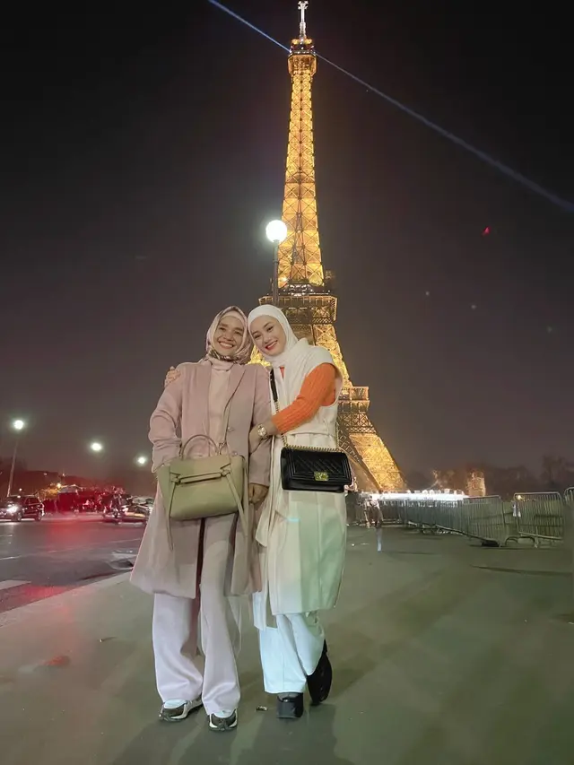 Dinda Hauw Beri Ucapan Tulus untuk Ibunda di Depan Menara Eiffel