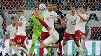 Pemain timnas&nbsp;Prancis, Olivier Giroud&nbsp;berusaha menendang bola ke gawang Polandia dalam pertandingan 16 besar Piala Dunia 2022 yang berlangsung di&nbsp;Al Thumama Stadium, Doha, Qatar, Minggu (4/12/2022). (AP Photo/Martin Meissner)