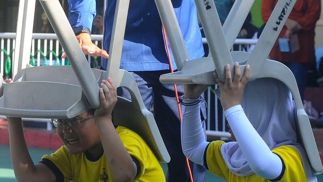Simulasi penanganan bencana alam dan gempa bumi diinisiasi oleh Pemadam Kebakaran Pemkot Depok. Berikut potret keseruannya: