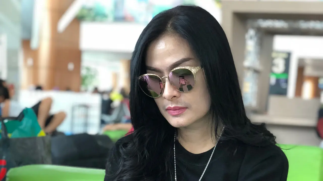 6 Penampilan Glamor Iis Dahlia, Tampil Elegan