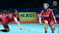 Ganda putri Indonesia Greysia Polii/Apriyani Rahayu saat melawan Yuki FukuShima/Sayaka Hirota (Jepang) di 8 besar Indonesia Open 2018, Istora GBK, Jumat (6/7). Greysia/Apriyani kalah 14-21,20-22. (Liputan6.com/Helmi Fithriansyah)