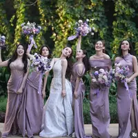 Pernikahan Mahalini dan Rizky Febian mencuri perhatian begitupun para bridesmaid yang terdiri dari publik figure. Saat resepsi para bridesmaid, tampil dengan gaun warna ungu berbagai model. [@mahaliniraharja]