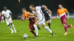 Pemain Inggris Harry Kane (tengah) berlari menggiring bola saat melawan San Marino pada pertandingan sepak bola Kualifikasi Grup I Piala Dunia 2022 di Stadion Olimpiade, Serravalle, San Marino, 15 November 2021. Inggris menang 10-0. (AP Photo/Antonio Calanni)