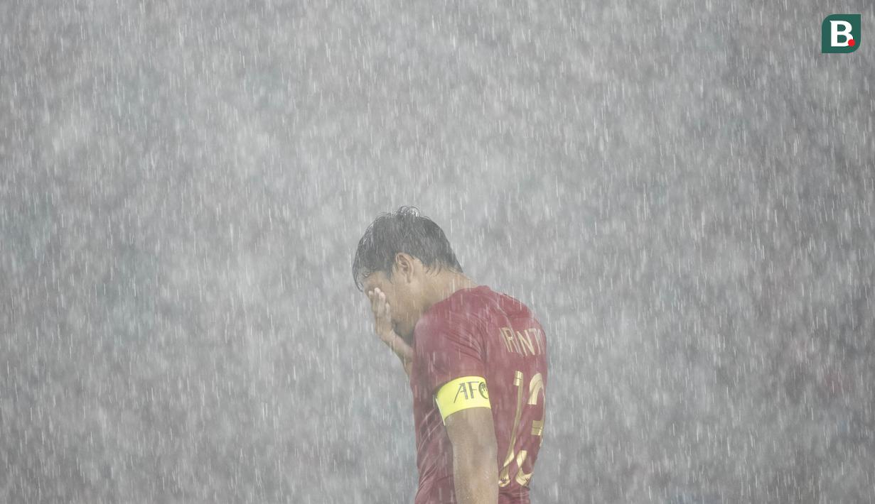 Bek Timnas Indonesia, Rachmat Irianto, tampak kecewa usai dikalahkan Jepang pada laga AFC U-19 Championship di SUGBK, Jakarta, Minggu (25/10). Indonesia kalah 0-2 dar Jepang. (Bola.com/Vitalis Yogi Trisna)