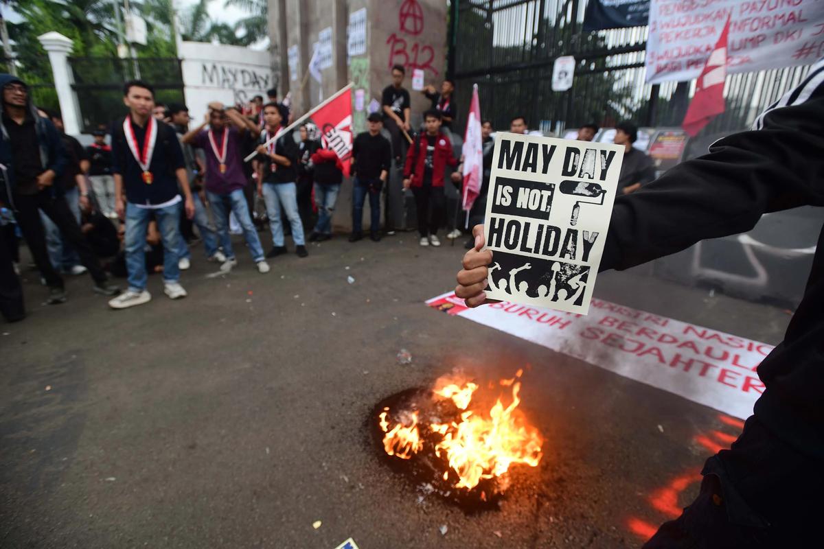 FOTO: Buruh  dan Mahasiswa Gelar Aksi May Day di Depan DPR