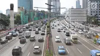 Suasana arus lalu lintas di ruas tol Jalan Gatot Soebroto, Jakarta, Rabu (30/1). Ketua DPR Bambang Soesatyo mengusulkan agar pemerintah mulai mewacanakan perizinan penggunaan jalan tol oleh pengguna sepeda motor. (Liputan6.com/Immanuel Antonius)