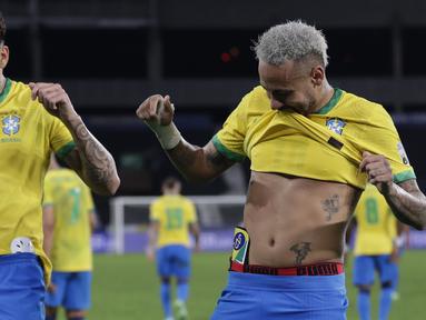 Kerjasama Lucas Paqueta dan Neymar berhasil antar Brasil ke babak Final CONMEBOL Copa America 2021 setelah tumbangkan Peru. Pertandingan diwarnai dengan peluang-peluang emas dari kedua kubu yang saling serang. (Foto: AP/Silvia Izquierdo)