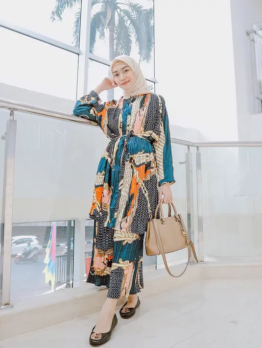 "Baru ngerasain, 'Oh, gini repotnya enggak ada baby sitter.' Ngurus sendiri semua, dibantu mbak aja yang bersih-bersih rumah," jelasnya.  (Instagram/melodyprima)