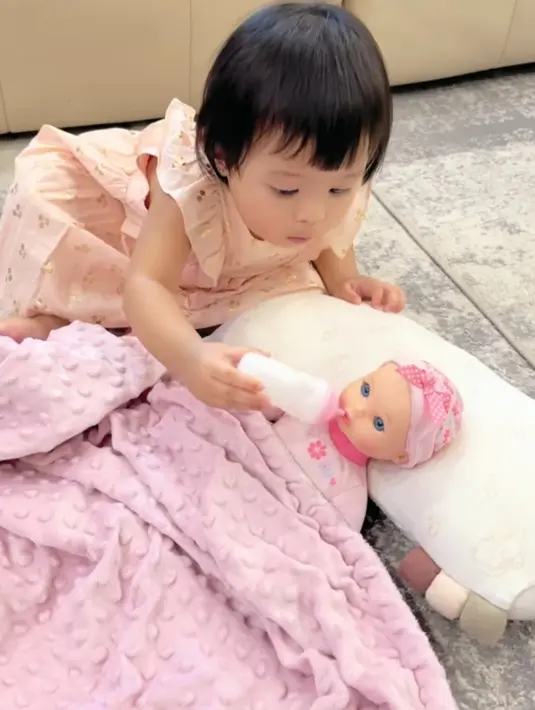 Seperti inilah potret Ameena belajar memomong adik dengan ilustrasi boneka