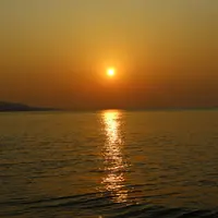 Suasana paling menarik saat sang mentari hendak menuju ke peraduan. (Edy Suherli/Fimela.com)